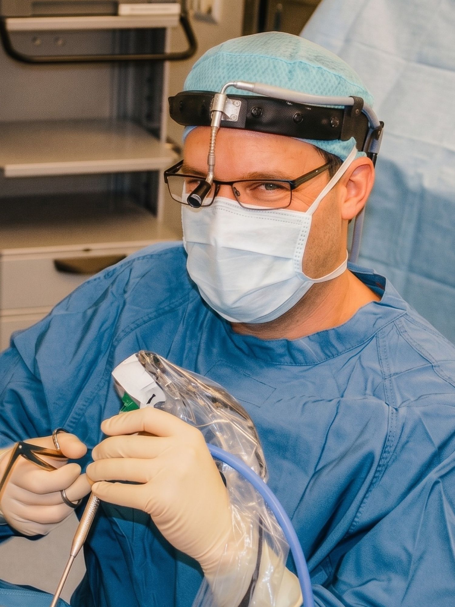 OA Dr. med. univ. Matthias Grabner bei einer Behandlung